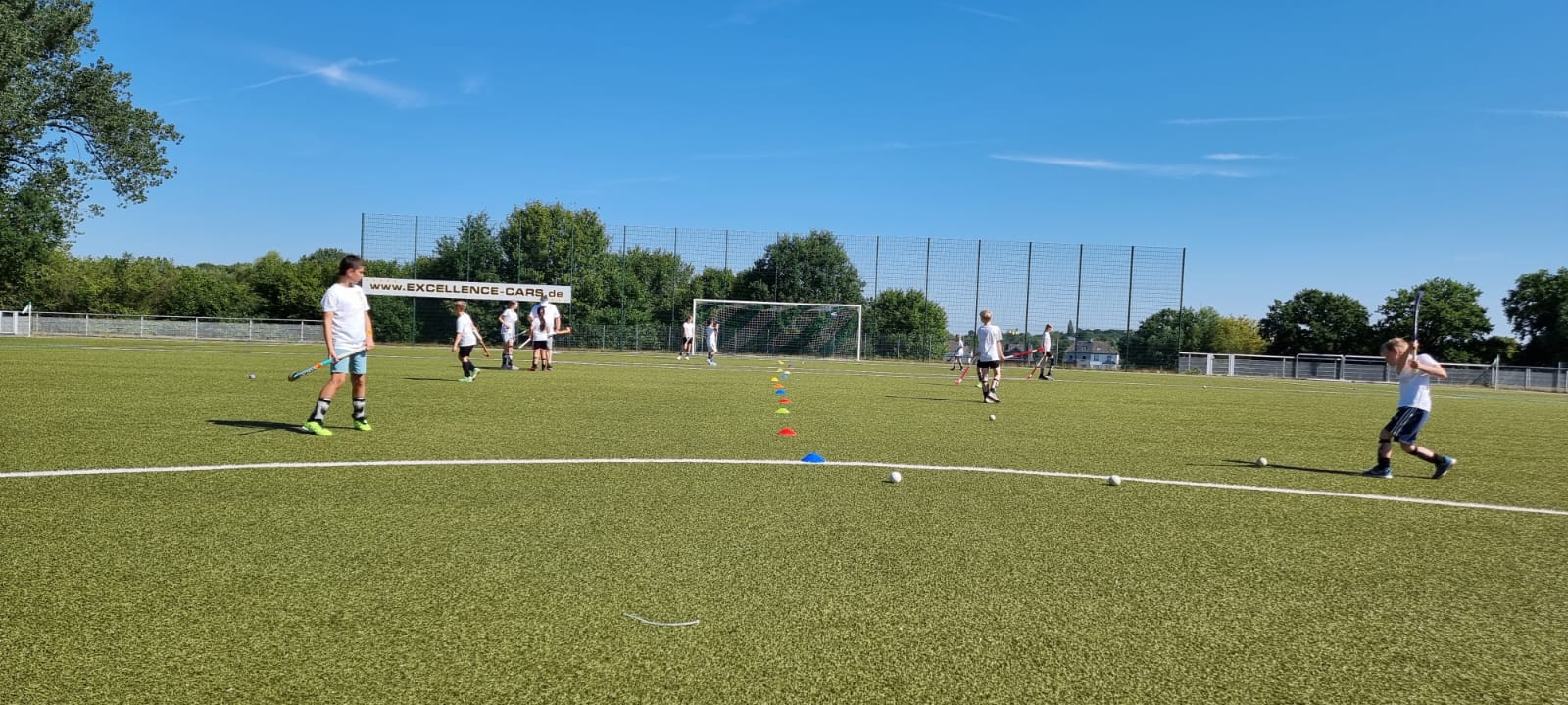 Kinder beim Hockeytraining des Sommer Hockey Specials