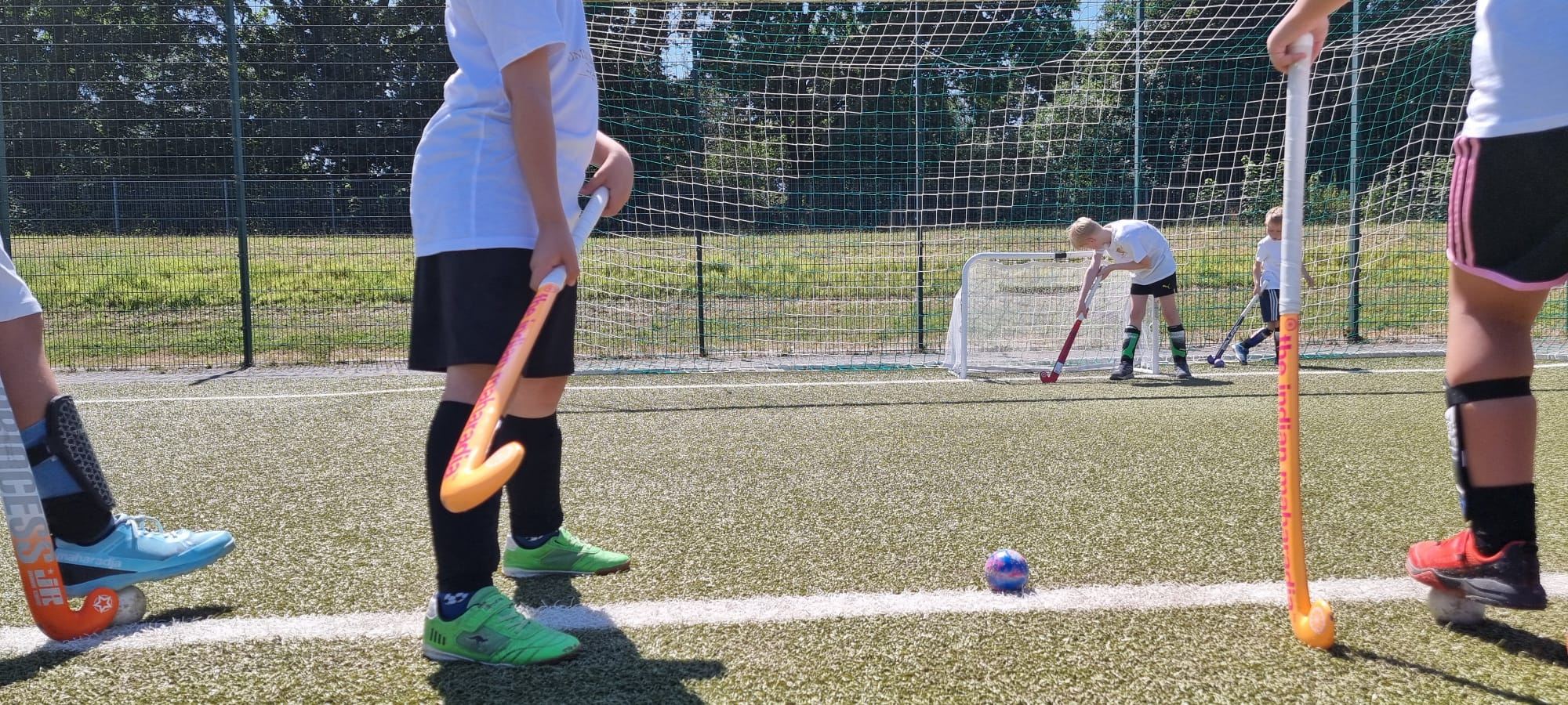 Gemeinsames Hockeyspiel im Sommercamp